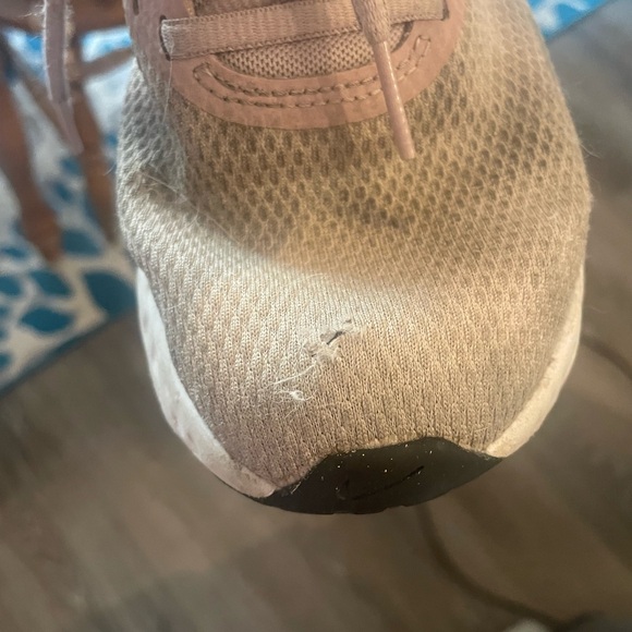 Pink Nike running shoes - Picture 6 of 6